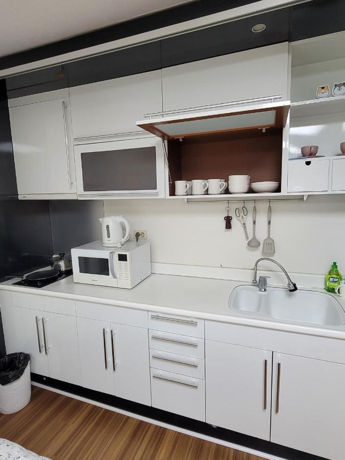 White Apartemen *