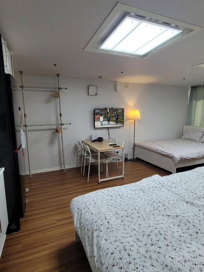 White Apartemen
